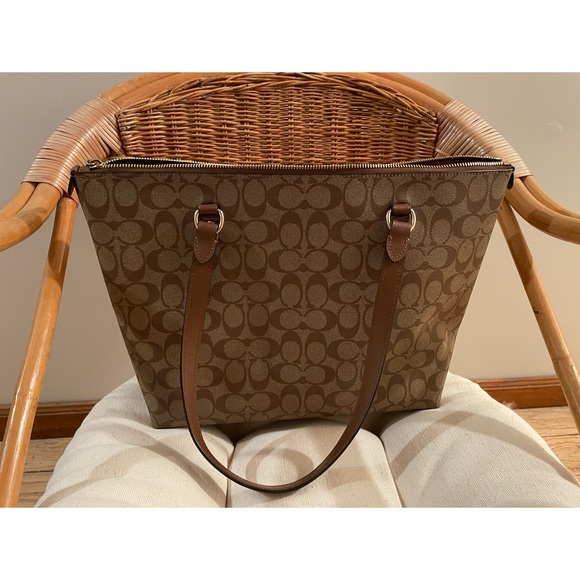 Coach Gallery Tote in Signature Canvas - Picture 2 of 6